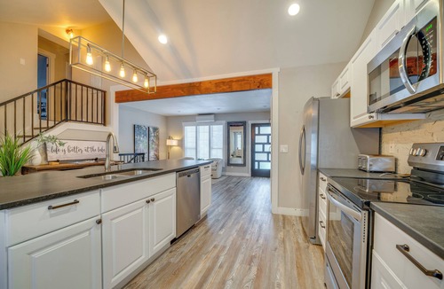 Chelan Cottage | Hot Tub & Game Room! Chelan Getaway, Walk to Dtwn