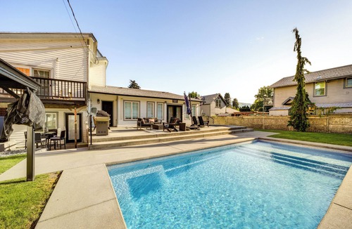 Chelan Cottage | Hot Tub & Game Room! Chelan Getaway, Walk to Dtwn