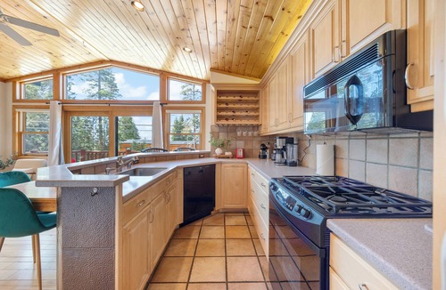 Carnelian Bay Cabin | Hot Tub - Game Room - 14 beds - Across from Lake Tahoe