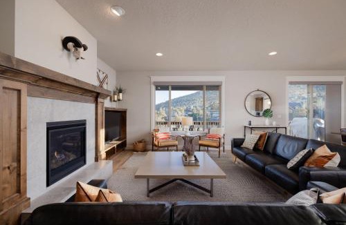 Redmond House | Hot-Tub - Modern 5BDR Family Retreat - Sleeps 11