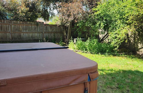 Springfield House | Hot tub, Near Autzen Stadium, deck and view