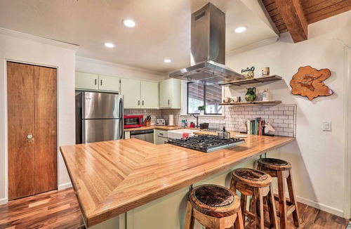 Munds Park Cabin | Hot Tub & Patio: Pet-Friendly Cabin in Munds Park!