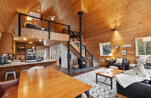Hyak Cabin | Hot Tub & Sauna: Mountain Living at Hyak Cabin!
