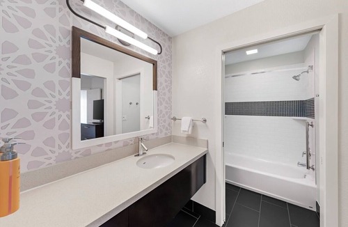 Chatsworth Hotel | Hotel Near Van Nuys Golf Course! Pets Welcome, Outdoor Pool, Shuttle Service!