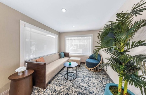 Chatsworth Hotel | Hotel Near Van Nuys Golf Course! Pets Welcome, Outdoor Pool, Shuttle Service!