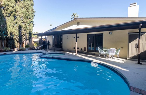Valley Glen House | HOUSE IN PRIME LOCATION WITH HUGE POOL & SPA