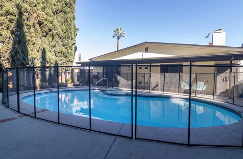 Valley Glen House | HOUSE IN PRIME LOCATION WITH HUGE POOL & SPA