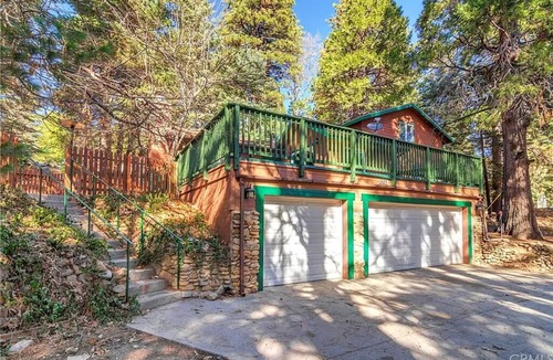 Twin Peaks House | House in the Forest with a Large Entertainment Deck and Beautiful Mountain Views