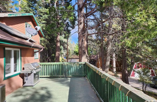 Twin Peaks House | House in the Forest with a Large Entertainment Deck and Beautiful Mountain Views