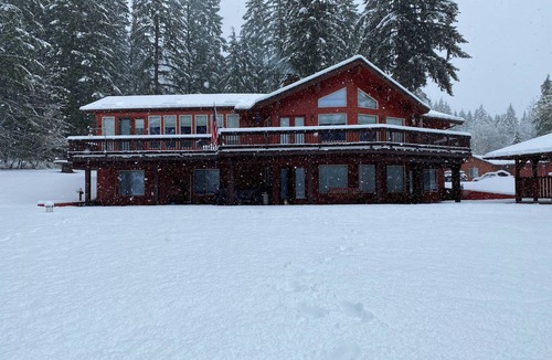 Carson House | House in the Mountains w/hot tub, sauna, pool table and more !