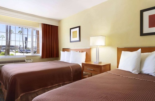 Midway District Hotel | Howard Johnson by Wyndham San Diego Sea World