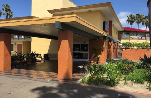 Midway District Hotel | Howard Johnson by Wyndham San Diego Sea World
