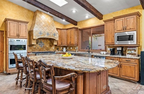 Thousand Palms House | HUGE LUX Estate, Pool/Spa, Pickleball, Sleeps 22! Date Grove Near Palm Springs