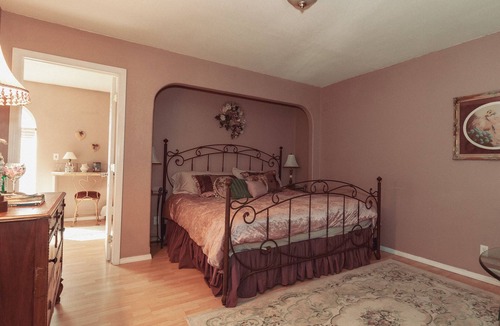 Yelm Bed & Breakfast | Icart Room at BNB Hostel