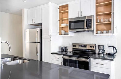 Encino Apartment | Ideal Encino 1BR w/W/D, Pool & Gym, nr Ventura Blvd, by Blueground