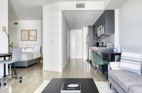 North Pine Apartment | Ideal Long Beach Studio w/ Pool & Gym, walk to Ocean Blvd, by Blueground