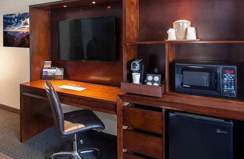 Tusayan Hotel | Ideal Mix of Comfort and Value! 3 Relaxing Units, Outdoor Pool, Free Parking