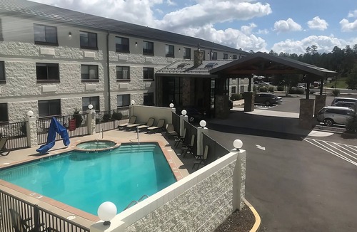 Tusayan Hotel | Ideal Mix of Comfort and Value! 3 Relaxing Units, Outdoor Pool, Free Parking