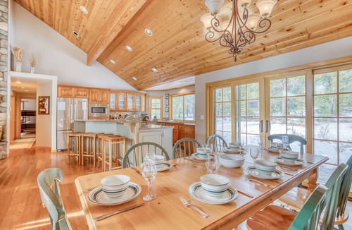 Deer Park House | Immaculate Single Level 4 Bedroom Home with Hot Tub and SHARC Passes!