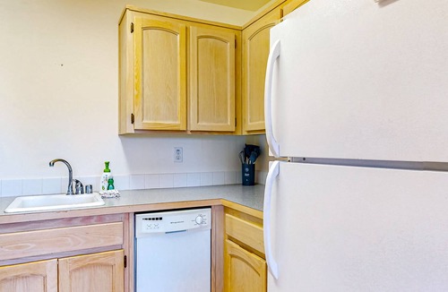 Oak Harbor Apartment | In-Law suite with mountain views, patio, jetted tub, & full kitchen