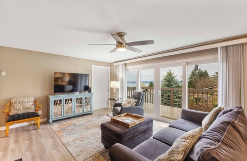 Federal Way House | In the Hills above the Sound