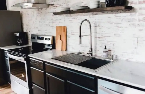 Kennewick House | Industria - Private ground floor apartment, loaded with amenities.
