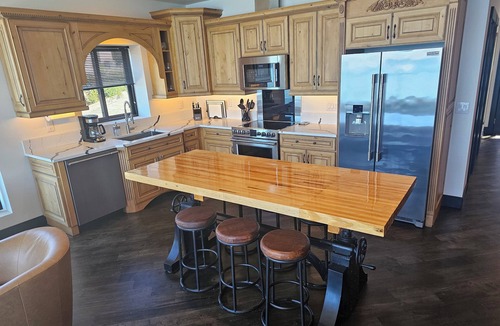 West End Apartment | Industrial modern house with Water Views – Walk to the waterfront