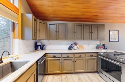 Deer Park House | Inviting house with hot tub, game tables, bikes, & partial mountain view