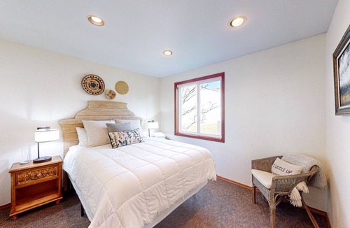 Enterprise Apartment | Inviting retreat with elegant furnishings, streaming & partial AC - near golf