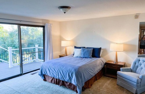 La Conner House | Island-View Getaway – Waterfront Setting with Deck & Grassy Yard