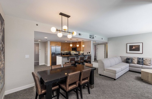 Las Vegas Resort | Jacuzzi Spa Suite - Center Strip - Projection Screen TV - Full Kitchen