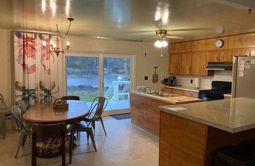 Pacific Beach House | Joe Creek Inn- Unique Home