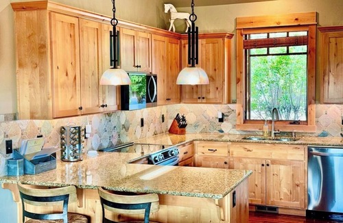 Powell Butte Cabin | Juniper Cabin: 3BD Cabin at Brasada Ranch Resort