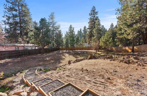 Deschutes River Woods House | Just Around the Bend For 8