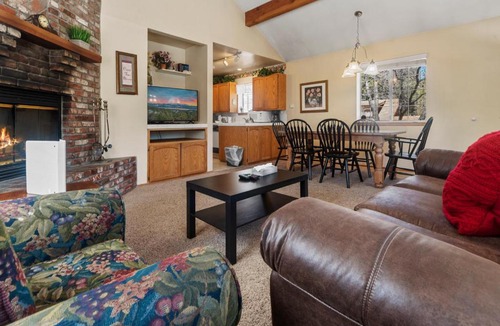 Big Bear Lake House | Karin's Cottage - Close to Bear Mountain and Snow Summit