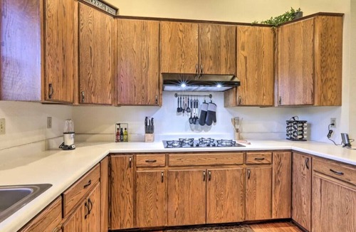 Flagstaff House | Kathy’s Cabin, King Bed, Hot Tub, Near-NAU, Perfect Year-Round Mountain Getaway!