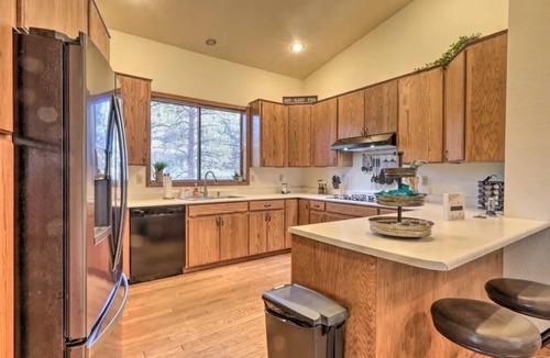 Flagstaff House | Kathy’s Cabin, King Bed, Hot Tub, Near-NAU, Perfect Year-Round Mountain Getaway!