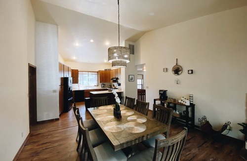 Flagstaff House | Kathy’s Cabin, King Bed, Hot Tub, Near-NAU, Perfect Year-Round Mountain Getaway!