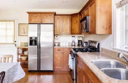 Encino House | Keep Cool in the Poolside Shade at a Charming Encino House