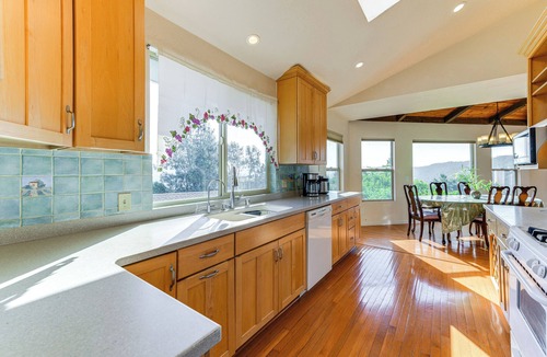 Kelseyville House | Kelseyville Home w/Deck & Clear Lake Views!
