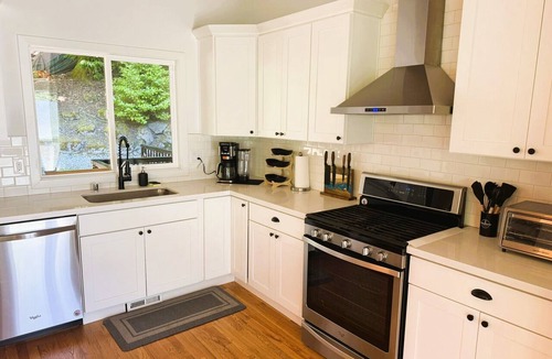 Kenmore House | Kenmore Retreat: Parks, Trails & Easy City Access