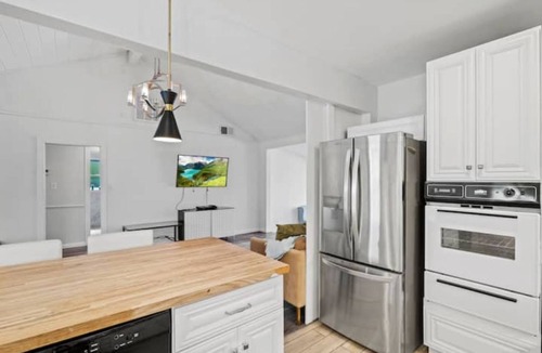 Lake Balboa House | King 4BD 2BR W/Backyard Close To Everything in LA