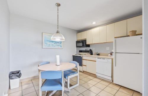 Ocean Shores House | King Bed Ocean View Suite - Pet Friendly - Kitchen - Pool and Hot Tub