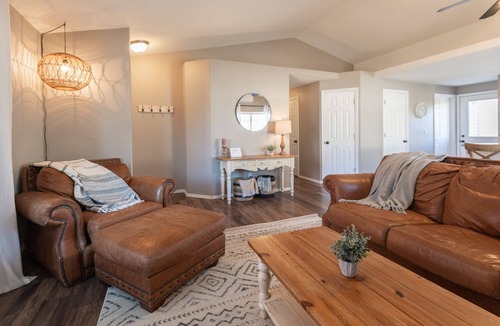 Old Farm District House | King Bed - Pet Friendly - EV Charger - Emersen’s Place