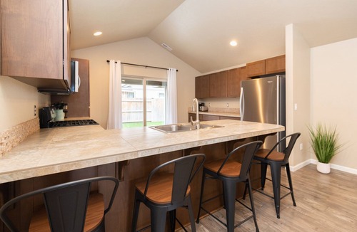 Larkspur House | King bed - Pet Friendly - Jameson's Place