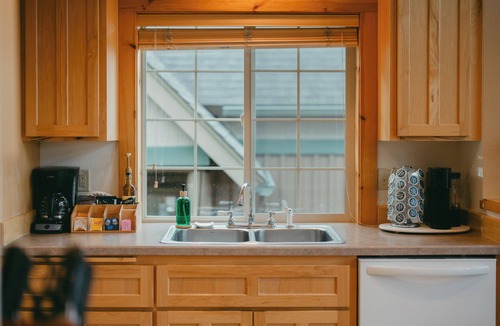 Klamath Falls Ski Chalet | King Bed, Private Hot Tub, Running Y Resort Access, Golf Course, Crater Lake