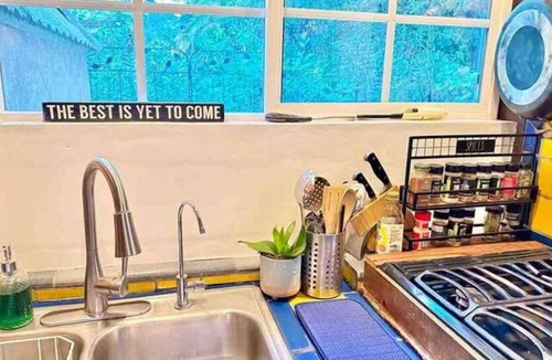 Sylvia Park Cabin | ☀KING BED RETREAT →HOT TUB,AC, 15 MIN🏔HIKING