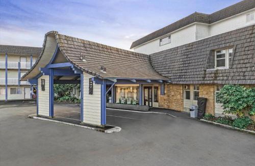 Ocean Shores House | King Bed Studio with Kitchenette - Pool and Hot Tub