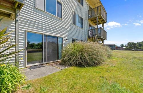 Ocean Shores House | King Bed Studio with Kitchenette - Pool and Hot Tub