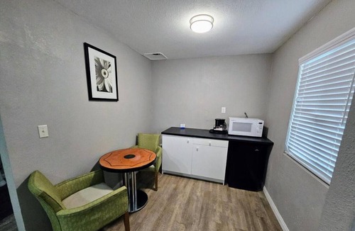 Ridgecrest Apartment | King Bed with Kitchenette|Nsmk